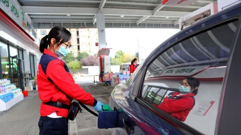 Trung Quốc kìm giá xăng dầu khi căng thẳng Trung Đông đẩy giá dầu tăng vọt