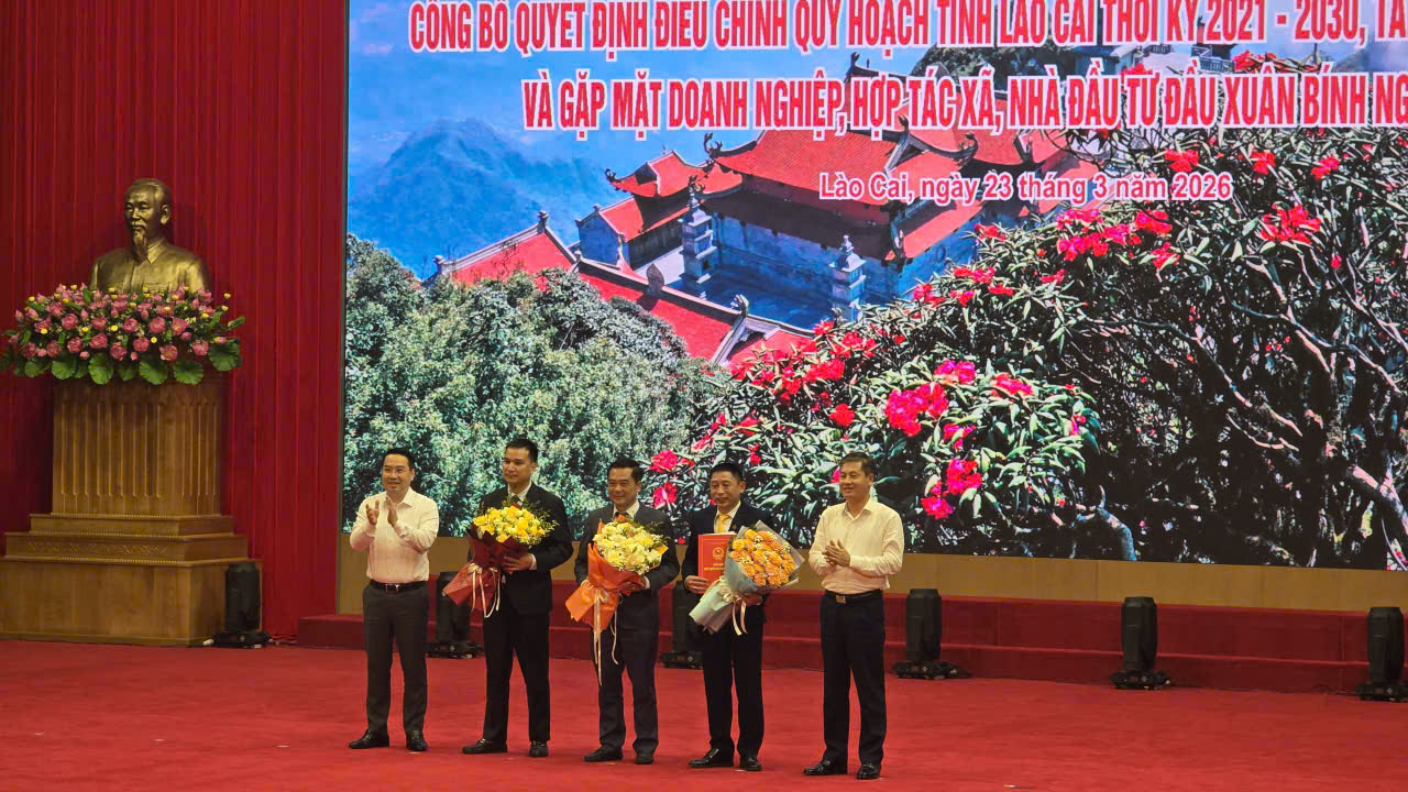 Lãnh đạo tỉnh Lào Cai chúc mừng, trao hoa cho các nhà đầu tư, doanh nghiệp tiêu biểu tại hội nghị. Lãnh đạo tỉnh Lào Cai chúc mừng, trao hoa cho các nhà đầu tư, doanh nghiệp tiêu biểu tại hội nghị.