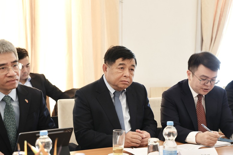 Phó Thủ tướng đánh giá cao và hoan nghênh các đề xuất hợp tác chiến lược của Siemens Healthineers với kinh nghiệm, công nghệ hàng đầu thế giới trong lĩnh vực y tế - Ảnh: VGP/Thu Sa Phó Thủ tướng đánh giá cao và hoan nghênh các đề xuất hợp tác chiến lược của Siemens Healthineers với kinh nghiệm, công nghệ hàng đầu thế giới trong lĩnh vực y tế - Ảnh: VGP/Thu Sa