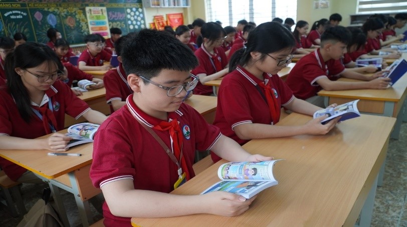 C&aacute;c em học sinh y&ecirc;u th&iacute;ch kh&aacute;m ph&aacute; v&agrave; học hỏi về tiết kiệm điện qua cuốn s&aacute;ch tranh B&iacute; mật Quả cầu T&iacute;m