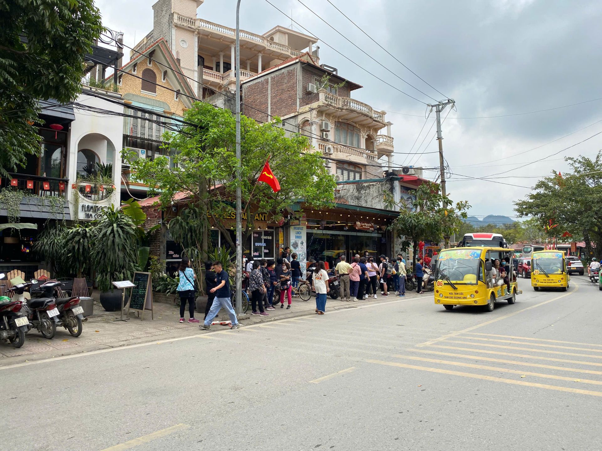 Khu vực Tạm Cốc - B&iacute;ch Động lu&ocirc;n l&agrave; điểm đến hấp dẫn của du kh&aacute;ch trong nước v&agrave; quốc tế