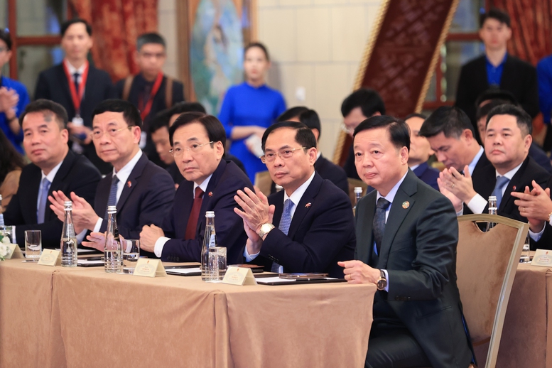 Ph&oacute; Thủ tướng Trần Hồng H&agrave;, Ph&oacute; Thủ tướng B&ugrave;i Thanh Sơn v&agrave; c&aacute;c th&agrave;nh vi&ecirc;n đo&agrave;n đại biểu cấp cao Việt Nam tại buổi gặp - Ảnh: VGP/Nhật Bắc