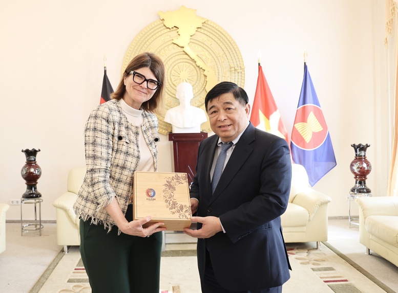 Phó Thủ tướng tặng quà bà Elisabeth Staudinger - Ảnh: VGP/Thu Sa Phó Thủ tướng tặng quà bà Elisabeth Staudinger - Ảnh: VGP/Thu Sa