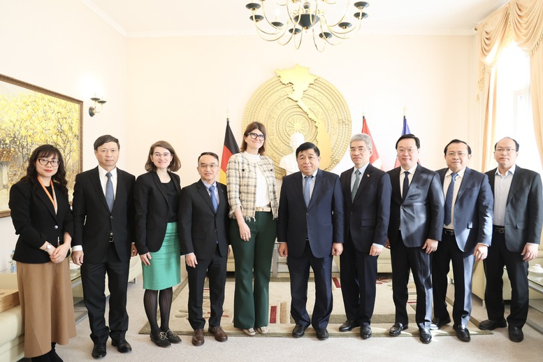 Phó Thủ tướng chụp ảnh lưu niệm cùng các đại biểu - Ảnh: VGP/Thu Sa Phó Thủ tướng chụp ảnh lưu niệm cùng các đại biểu - Ảnh: VGP/Thu Sa