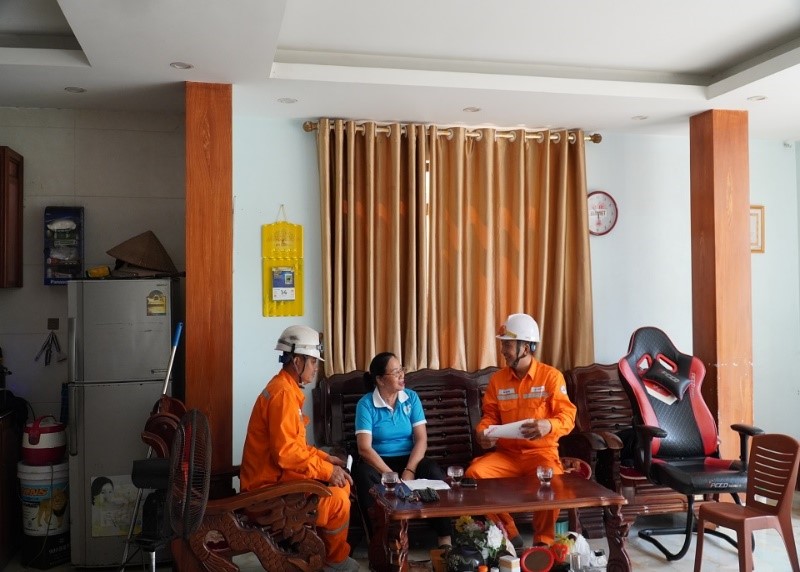 Chiến dịch tuy&ecirc;n truyền hưởng ứng Giờ tr&aacute;i đất được tuy&ecirc;n truyền vi&ecirc;n chia sẻ đến người d&acirc;n c&aacute;c phường, x&atilde;