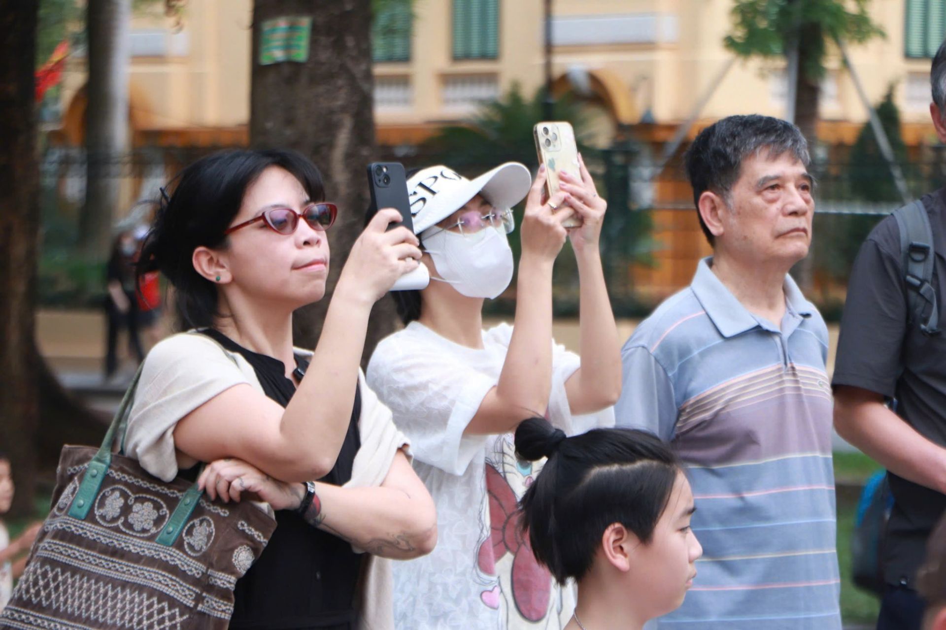 Người d&acirc;n Thủ đ&ocirc; dừng ch&acirc;n thưởng thức &acirc;m nhạc trong kh&ocirc;ng gian c&ocirc;ng cộng, ghi lại những khoảnh khắc nghệ thuật giữa đời sống thường nhật.