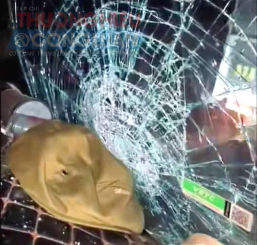 H&agrave;ng loạt xe tải bị đ&aacute; bay v&agrave;o l&agrave;m vỡ k&iacute;nh chắn gi&oacute; tr&ecirc;n cao tốc trong đ&ecirc;m.