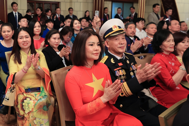 B&agrave; con kiều b&agrave;o đang sinh sống, học tập v&agrave; l&agrave;m việc tại Li&ecirc;n bang Nga tham dự buổi gặp - Ảnh: VGP/Nhật Bắc