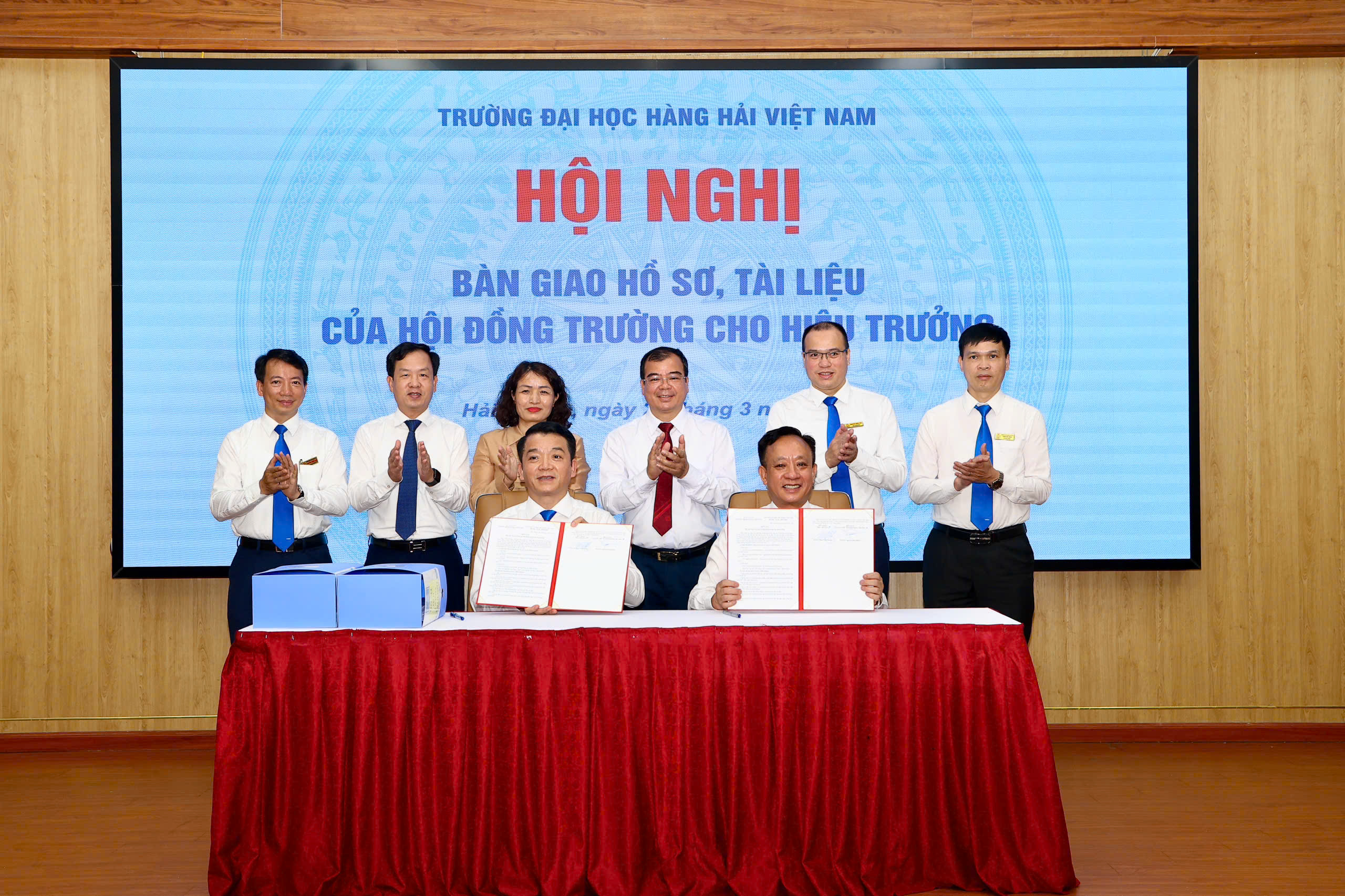 Các đồng chí lãnh đạo ký biên bản và bàn giao hồ sơ, tài liệu của Hội đồng Trường. Các đồng chí lãnh đạo ký biên bản và bàn giao hồ sơ, tài liệu của Hội đồng Trường.