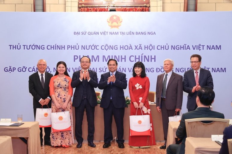 Thủ tướng tặng qu&agrave; đại diện cộng đồng người Việt Nam tại Li&ecirc;n bang Nga - Ảnh: VGP/Nhật Bắc