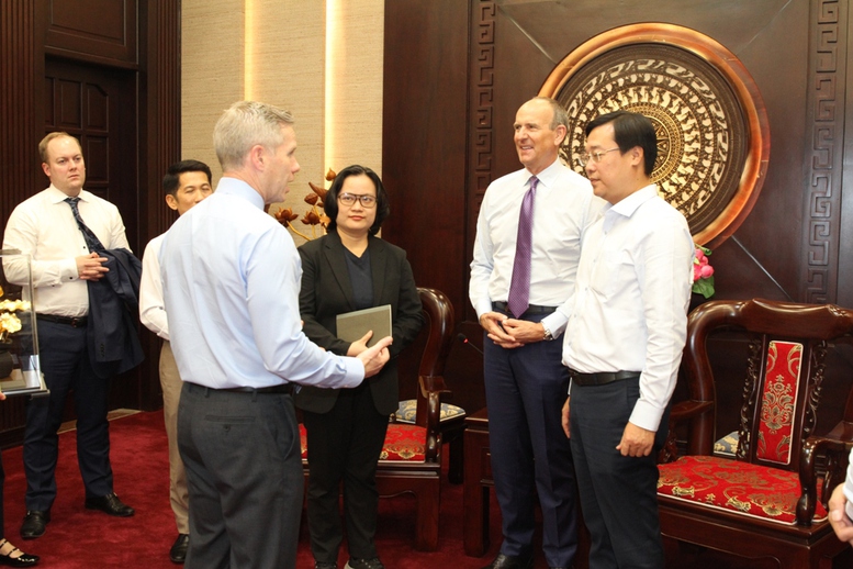 Ph&oacute; B&iacute; thư Thường trực Th&agrave;nh ủy TPHCM L&ecirc; Quốc Phong trao đổi với &ocirc;ng Doug DeVos, đồng Chủ tịch HĐQT Tập đo&agrave;n Amway c&ugrave;ng Ban Gi&aacute;m đốc tập đo&agrave;n