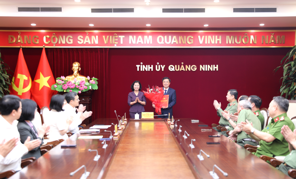 B&agrave; Trịnh Thị Minh Thanh, Ph&oacute; B&iacute; thư Thường trực Tỉnh ủy, Chủ tịch HĐND tỉnh Quảng Ninh, trao quyết định, tặng hoa ch&uacute;c mừng Thượng t&aacute; Nguyễn Duy Dũng, Ph&oacute; Trưởng Ban Nội ch&iacute;nh Tỉnh ủy