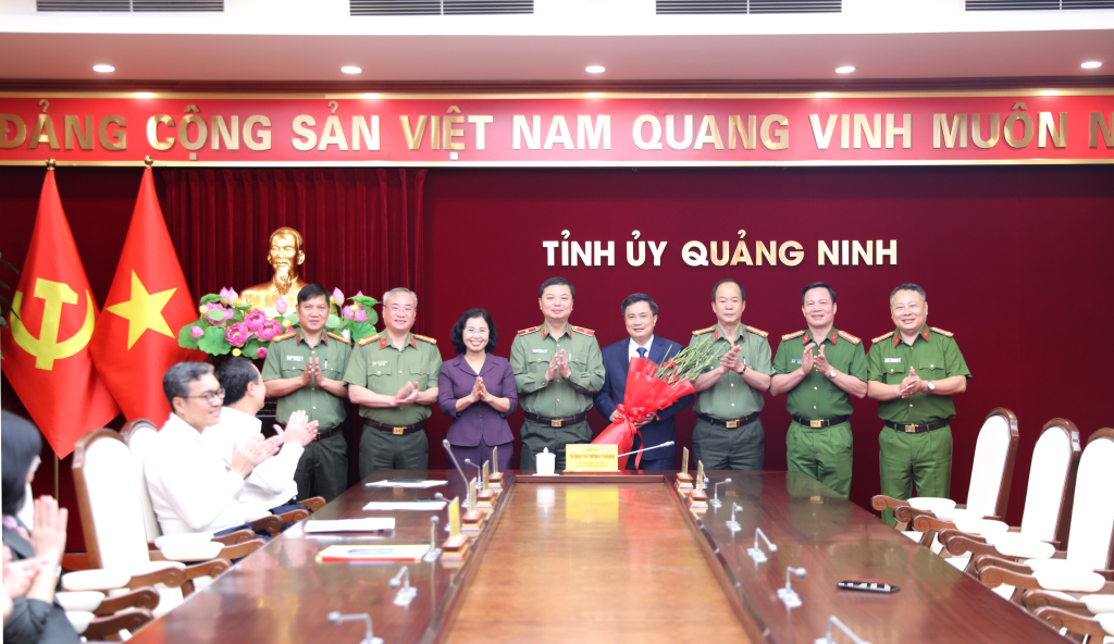 L&atilde;nh đạo C&ocirc;ng an tỉnh Quảng Ninh tặng hoa ch&uacute;c mừng Thượng t&aacute; Nguyễn Duy Dũng, Ph&oacute; Trưởng Ban Nội ch&iacute;nh Tỉnh ủy