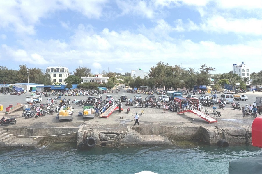 Cảng Phú Quý tấp nập du khách Cảng Phú Quý tấp nập du khách