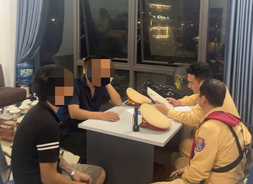 Quảng Ninh: Phát hiện, xử lý phương tiện chở khách câu mực trái phép trên Vịnh Hạ Long