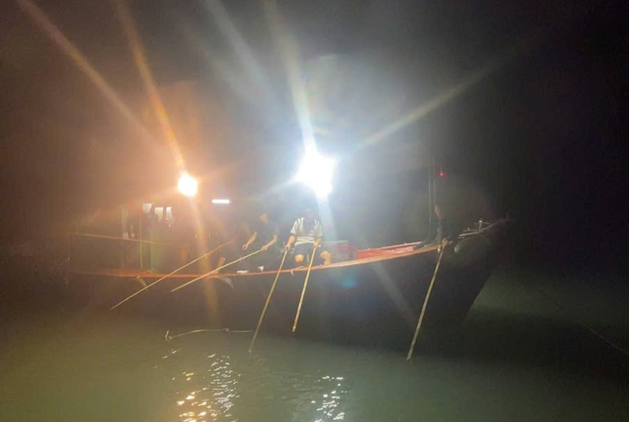 T&agrave;u c&aacute; tại thời điểm ph&aacute;t hiện vi phạm đang chở kh&aacute;ch c&acirc;u mực tr&ecirc;n Vịnh Hạ Long