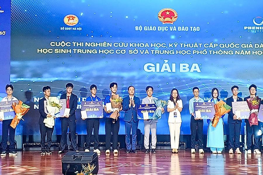 Đại diện Bộ Giáo dục và Đào tạo trao Giải Ba cho các dự án xuất sắc tại Cuộc thi Khoa học kỹ thuật cấp quốc gia năm học 2025–2026; đoàn học sinh Lâm Đồng vinh dự có 2 dự án đạt giải. Đại diện Bộ Giáo dục và Đào tạo trao Giải Ba cho các dự án xuất sắc tại Cuộc thi Khoa học kỹ thuật cấp quốc gia năm học 2025–2026; đoàn học sinh Lâm Đồng vinh dự có 2 dự án đạt giải.