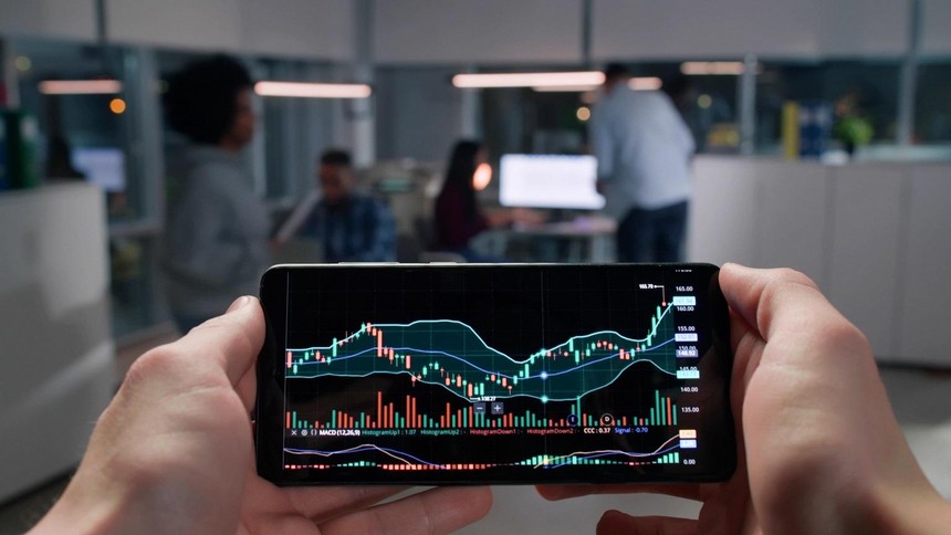 Giao dịch chứng khoán sáng 23/3: Lực bán gia tăng, VN-Index thử thách mốc 1.600 điểm