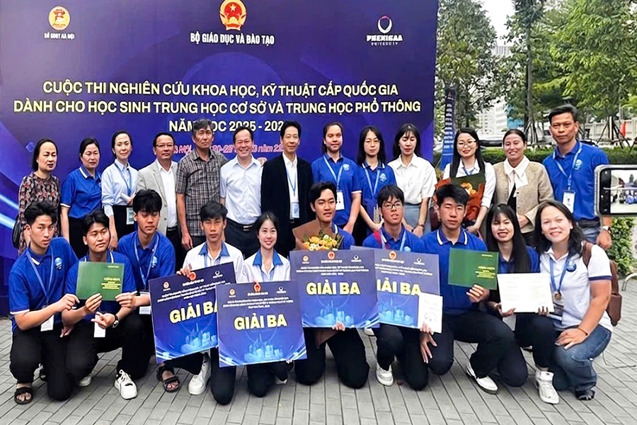 Đoàn học sinh và giáo viên tỉnh Lâm Đồng chụp ảnh lưu niệm tại Cuộc thi Khoa học kỹ thuật cấp quốc gia năm học 2025–2026, với 2 dự án xuất sắc đạt Giải Ba. Đoàn học sinh và giáo viên tỉnh Lâm Đồng chụp ảnh lưu niệm tại Cuộc thi Khoa học kỹ thuật cấp quốc gia năm học 2025–2026, với 2 dự án xuất sắc đạt Giải Ba.