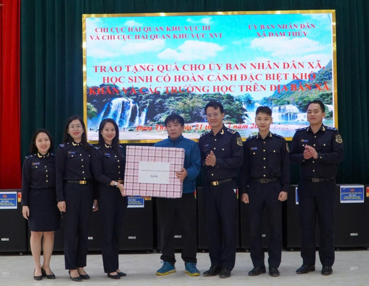 Công chức ngành Hải quan hỗ trợ học sinh có hoàn cảnh khó khăn tại Cao Bằng