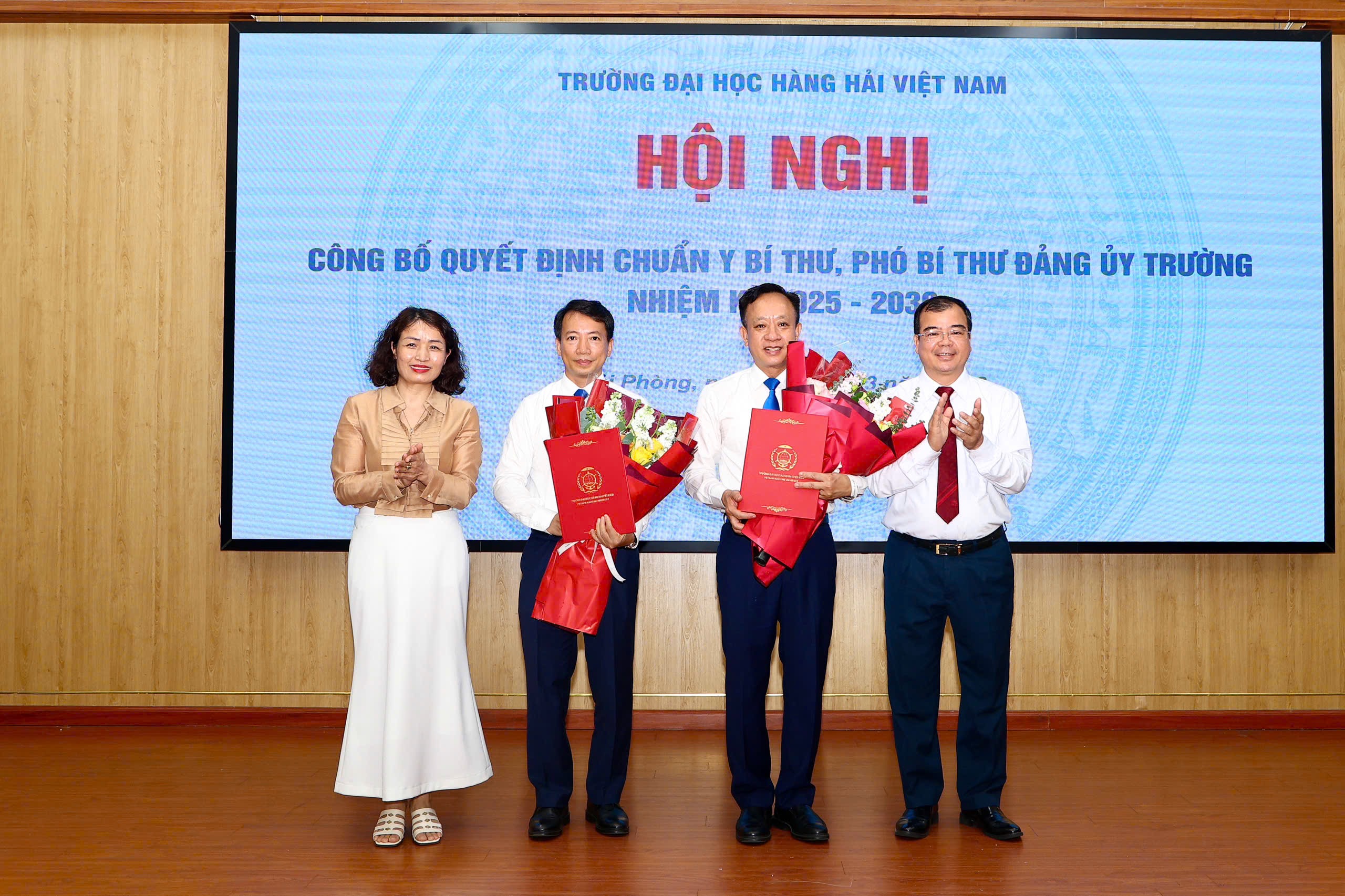 Công bố Quyết định chuẩn y Bí thư, Phó Bí thư Đảng ủy Trường Đại học Hàng hải Việt Nam nhiệm kỳ 2025 - 2030