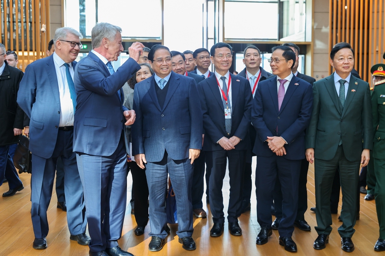 Thủ tướng Phạm Minh Ch&iacute;nh nghe giới thiệu về lịch sử h&igrave;nh th&agrave;nh của Novatek v&agrave; định hướng ph&aacute;t triển của tập đo&agrave;n tại Việt Nam - Ảnh: VGP/Nhật Bắc