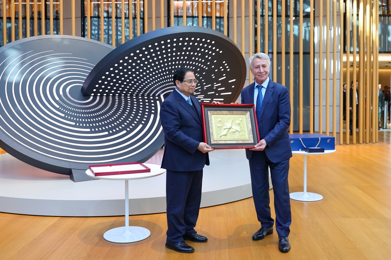 Thủ tướng tặng qu&agrave; lưu niệm Tập đo&agrave;n - Ảnh: VGP/Nhật Bắc