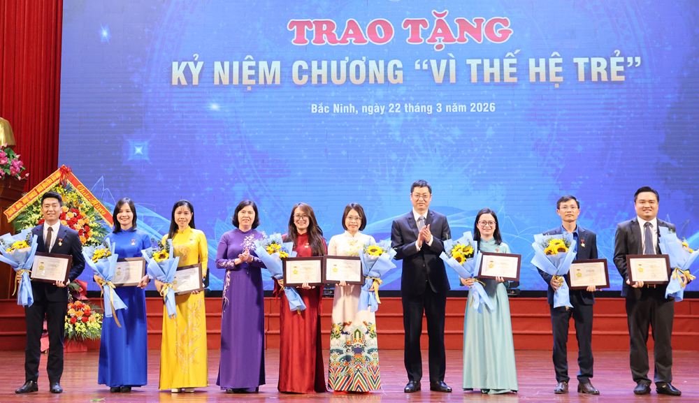 Các đồng chí: Trần Huy Phương, Trần Thị Hằng trao kỷ niệm chương Các đồng chí: Trần Huy Phương, Trần Thị Hằng trao kỷ niệm chương