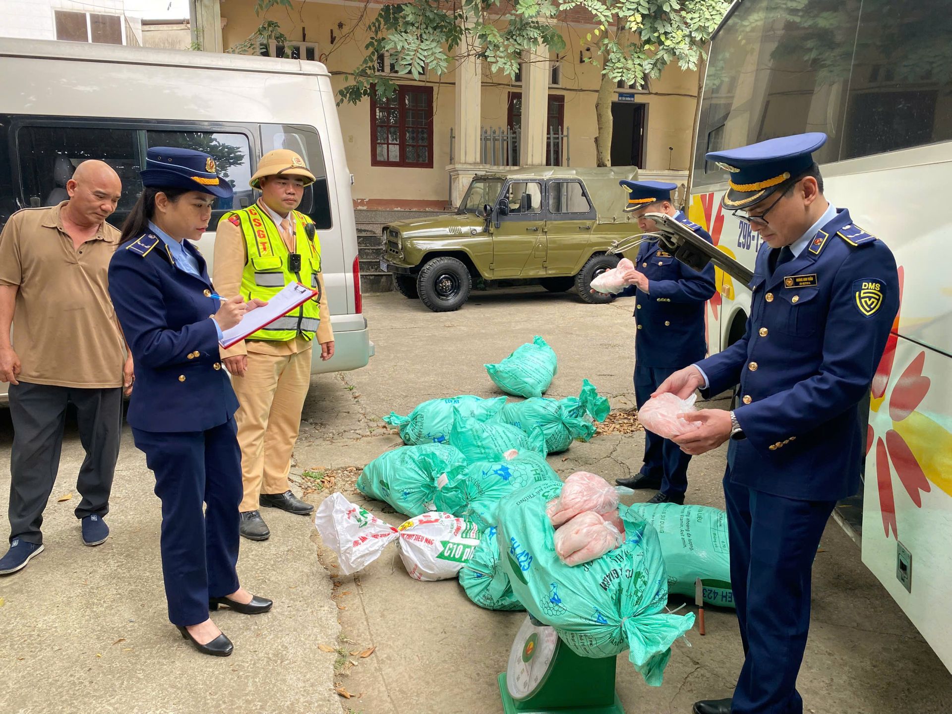 Lạng Sơn tạm giữ phương tiện vận chuyển hơn 100 kg mỡ lợn không rõ nguồn gốc