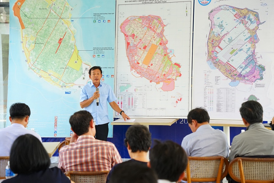 Ông Lê Hồng Lợi, Chủ tịch UBND Đặc khu Phú Quý báo cáo tình hình quy hoạch phát triển của Đặc khu Phú Quý Ông Lê Hồng Lợi, Chủ tịch UBND Đặc khu Phú Quý báo cáo tình hình quy hoạch phát triển của Đặc khu Phú Quý