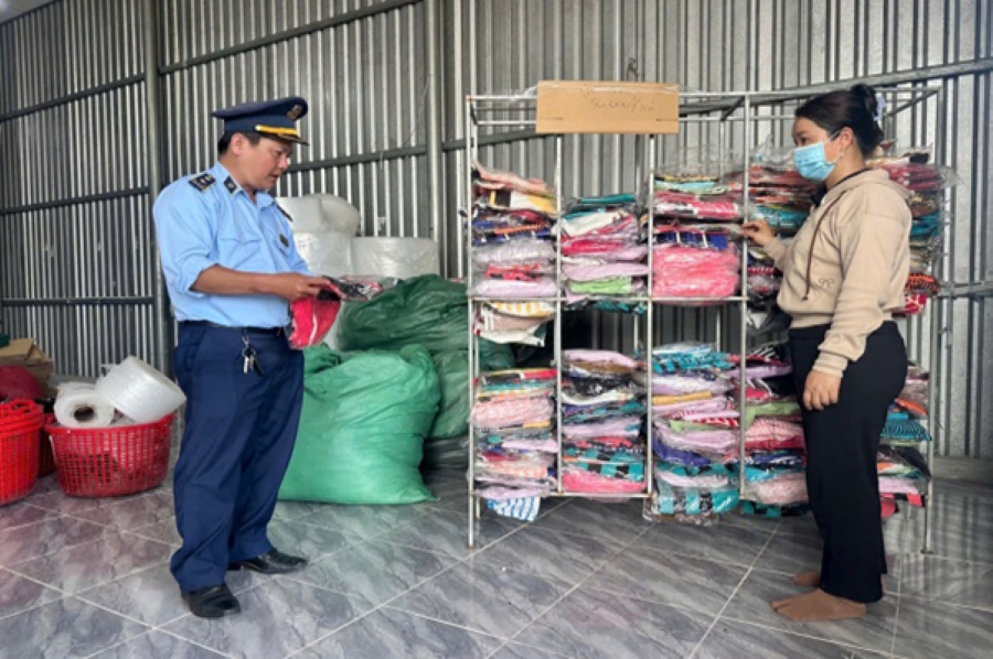 Đội QLTT số 4 ph&aacute;t hiện một t&agrave;i khoản thường xuy&ecirc;n b&aacute;n quần &aacute;o tr&ecirc;n TikTok c&oacute; dấu hiệu vi phạm