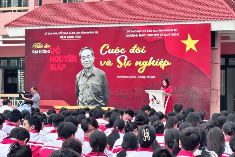 Đông đảo học sinh tham dự lễ khai mạc triển lãm chuyên đề về Đại tướng Võ Nguyên Giáp Đông đảo học sinh tham dự lễ khai mạc triển lãm chuyên đề về Đại tướng Võ Nguyên Giáp