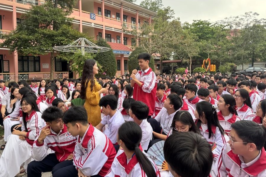 Học sinh hào hứng tham gia chương trình giao lưu Học sinh hào hứng tham gia chương trình giao lưu