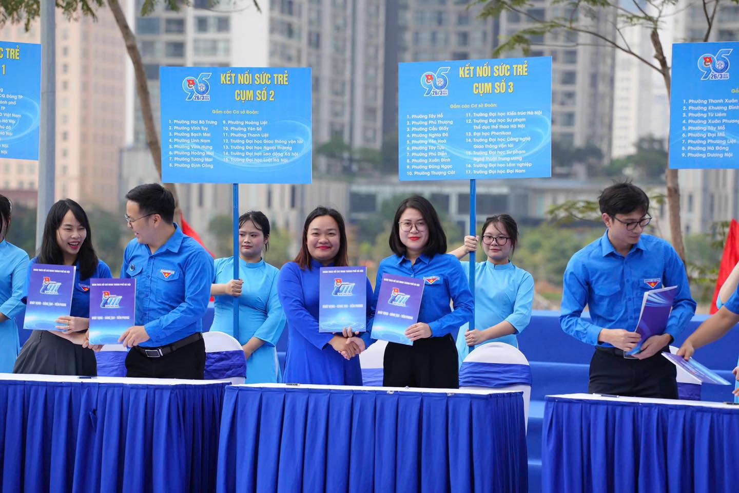 Đại diện c&aacute;c cơ sở Đo&agrave;n tham gia k&yacute; kết giao ước thi đua, thể hiện quyết t&acirc;m triển khai c&aacute;c c&ocirc;ng tr&igrave;nh, phần việc thanh ni&ecirc;n trong năm 2026.