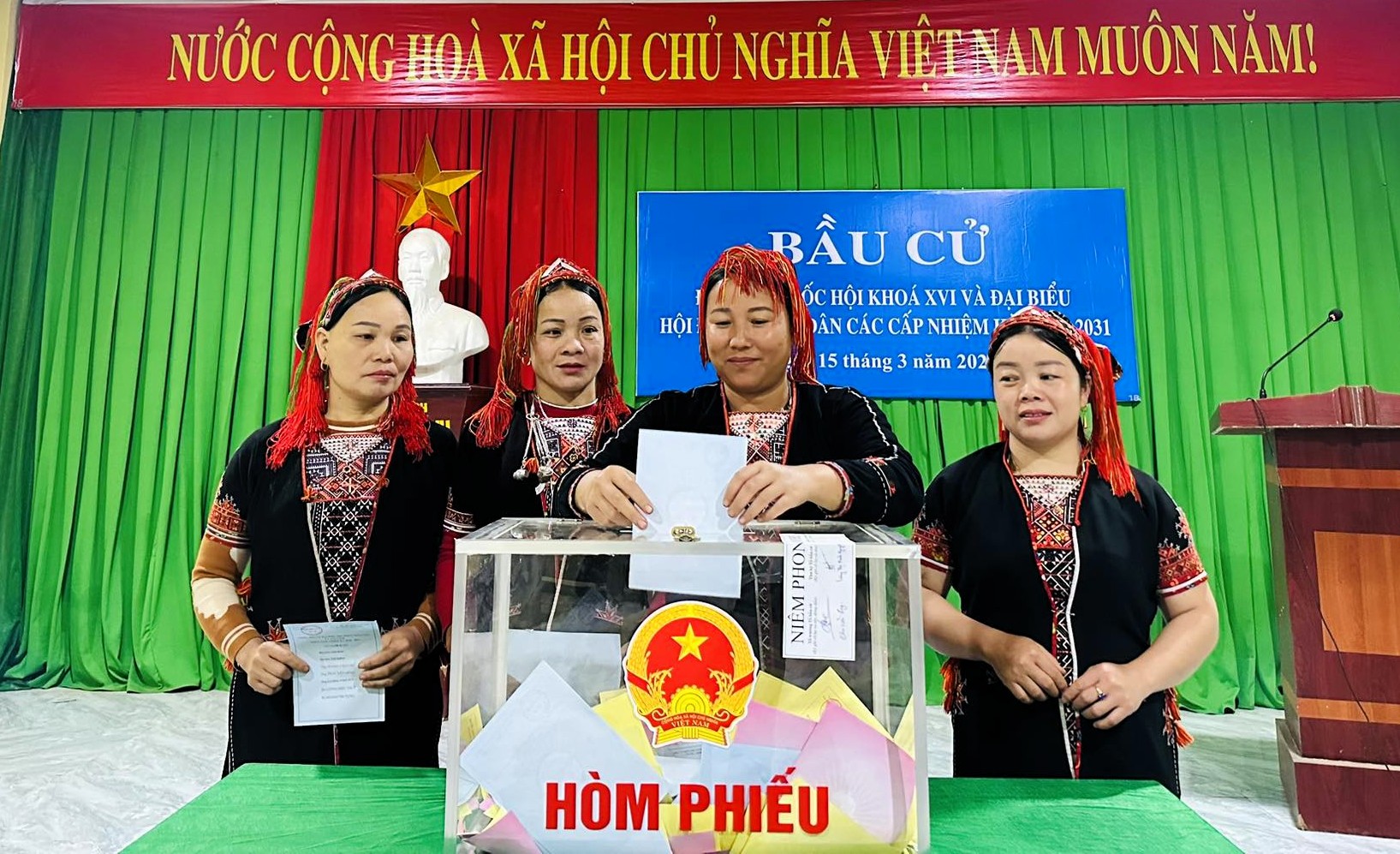 Tổ chức th&agrave;nh c&ocirc;ng cuộc bầu cử đại biểu Quốc hội v&agrave; HĐND c&aacute;c cấp với tỷ lệ cử tri tham gia đạt 100%, đảm bảo đ&uacute;ng quy tr&igrave;nh, d&acirc;n chủ, an to&agrave;n v&agrave; đ&uacute;ng ph&aacute;p luật