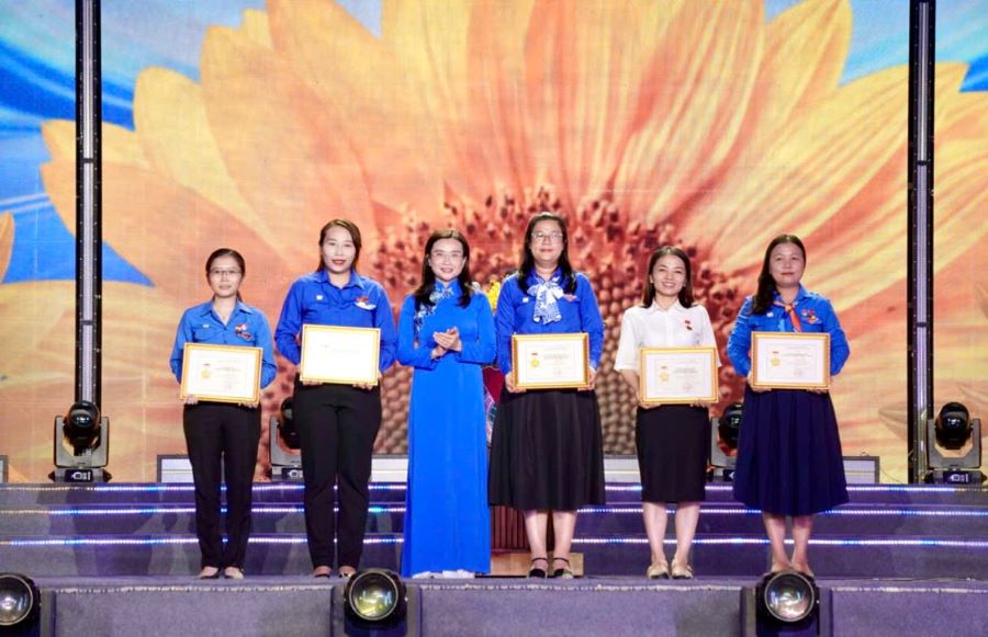 Trung ương Đo&agrave;n đ&atilde; trao Kỷ niệm chương &ldquo;V&igrave; thế hệ trẻ&rdquo; cho c&aacute;c c&aacute; nh&acirc;n ti&ecirc;u biểu