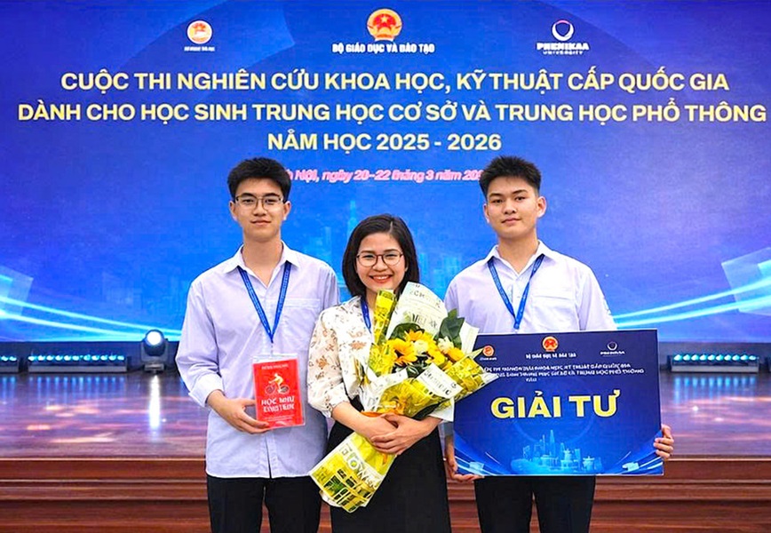 Trần Quốc Huy (lớp 11A2) và Nguyễn Đức Anh (lớp 12A1) Trường THPT Mỹ Hào chia vui cùng giáo viên hướng dẫ Trần Quốc Huy (lớp 11A2) và Nguyễn Đức Anh (lớp 12A1) Trường THPT Mỹ Hào chia vui cùng giáo viên hướng dẫ