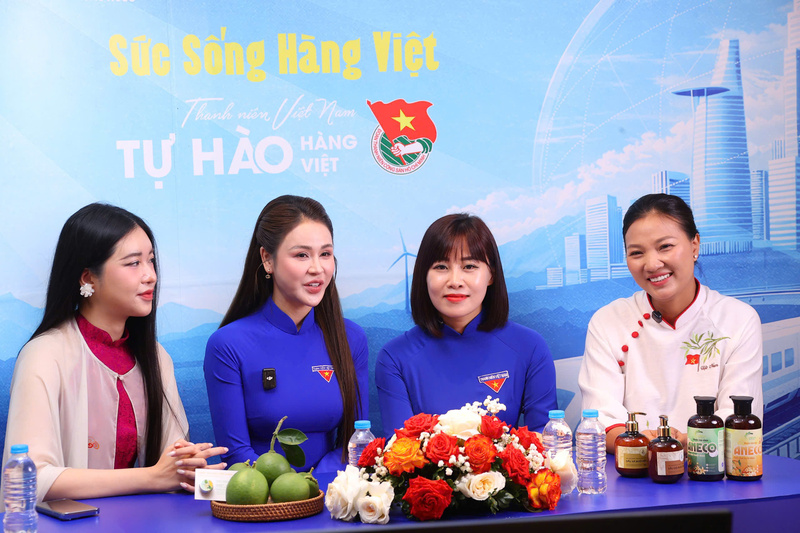 Tọa đàm trực tuyến “Thanh niên Việt Nam tự hào hàng Việt”. Tọa đàm trực tuyến “Thanh niên Việt Nam tự hào hàng Việt”.