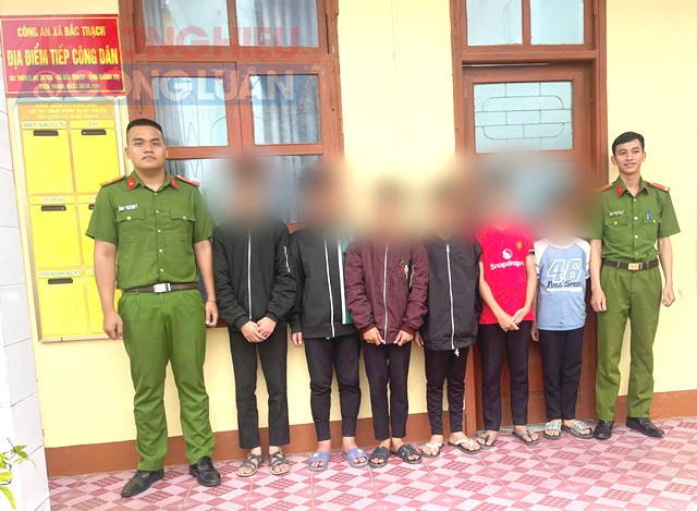 Nh&oacute;m thiếu ni&ecirc;n được c&ocirc;ng an x&aacute;c định l&agrave; thủ phạm n&eacute;m đ&aacute; xe tải tr&ecirc;n cao tốc Bắc - Nam đoạn qua Quảng Trị - Ảnh: C&ocirc;ng an cung cấp