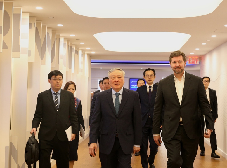 Ph&oacute; Thủ tướng Thường trực Nguyễn H&ograve;a B&igrave;nh thăm S&agrave;n chứng kho&aacute;n NASDAQ - Ảnh: VGP/Nguyễn Ho&agrave;ng