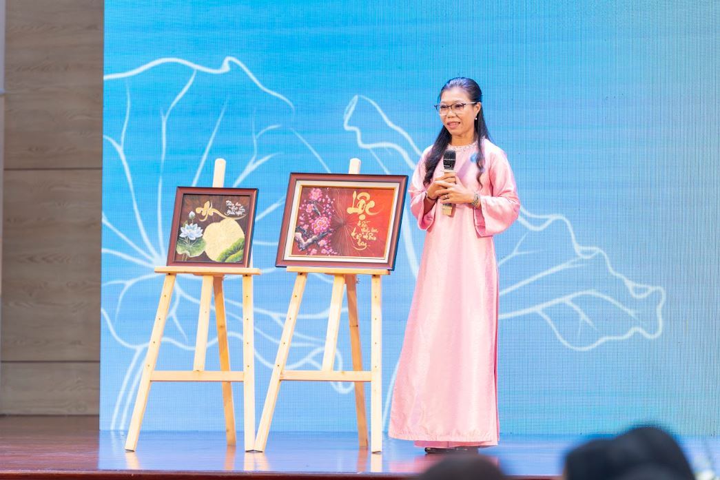 Chị Phạm Thị Diệu Li&ecirc;n, chủ dự &aacute;n &ldquo;Tranh vẽ tr&ecirc;n l&aacute; sen&rdquo; đến từ An Giang