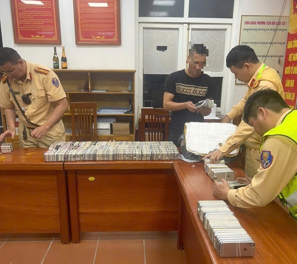 Quảng Ninh: Phát hiện vụ vận chuyển hơn 1.100 điện thoại iPhone không rõ nguồn gốc