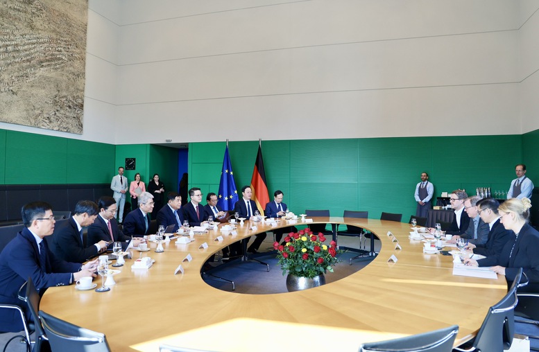 Ph&oacute; Thủ tướng th&ocirc;ng tin tới Ph&oacute; Chủ tịch Quốc hội Đức về t&igrave;nh h&igrave;nh Việt Nam thời gian qua v&agrave; đặc biệt l&agrave; kết quả của Đại hội Đảng to&agrave;n quốc lần thứ XIV, những định hướng, chiến lược ph&aacute;t triển quan trọng của Việt Nam trong t&igrave;nh h&igrave;nh mới - Ảnh: VGP/Thu Sa