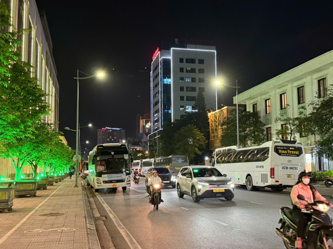 Một g&oacute;c đường phố L&yacute; Thường Kiệt Huế s&ocirc;i động v&agrave;o ban đ&ecirc;m