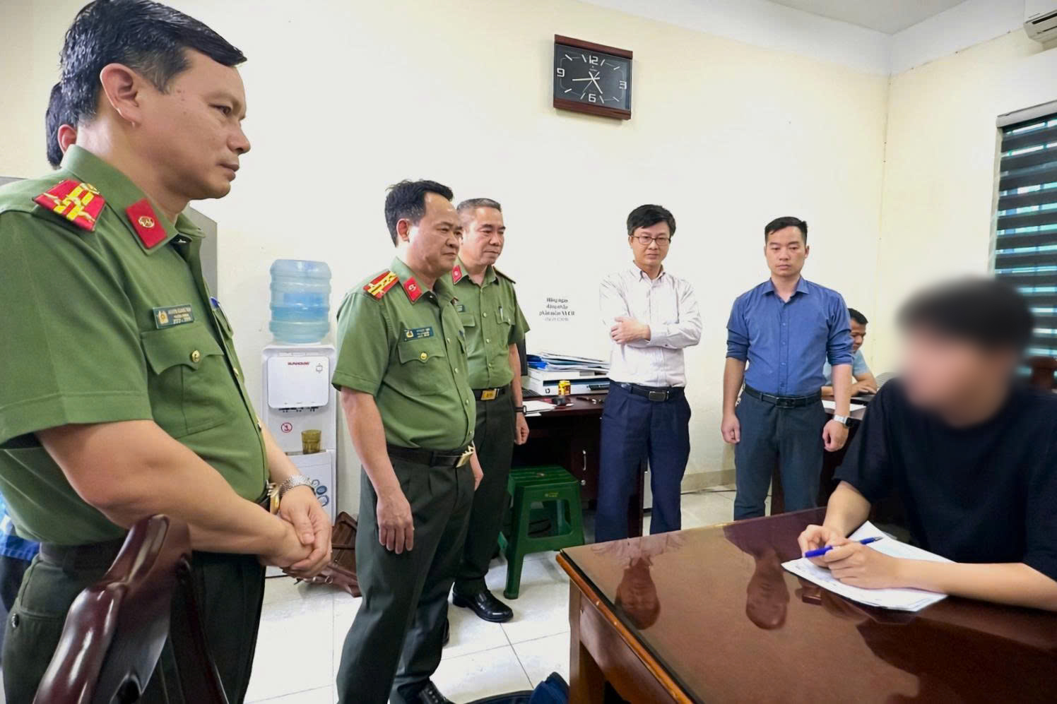 Đại t&aacute; L&ecirc; Ngọc Anh, Ph&oacute; Gi&aacute;m đốc - Thủ trưởng Cơ quan An ninh điều tra C&ocirc;ng an tỉnh trực tiếp chỉ đạo vụ &aacute;n