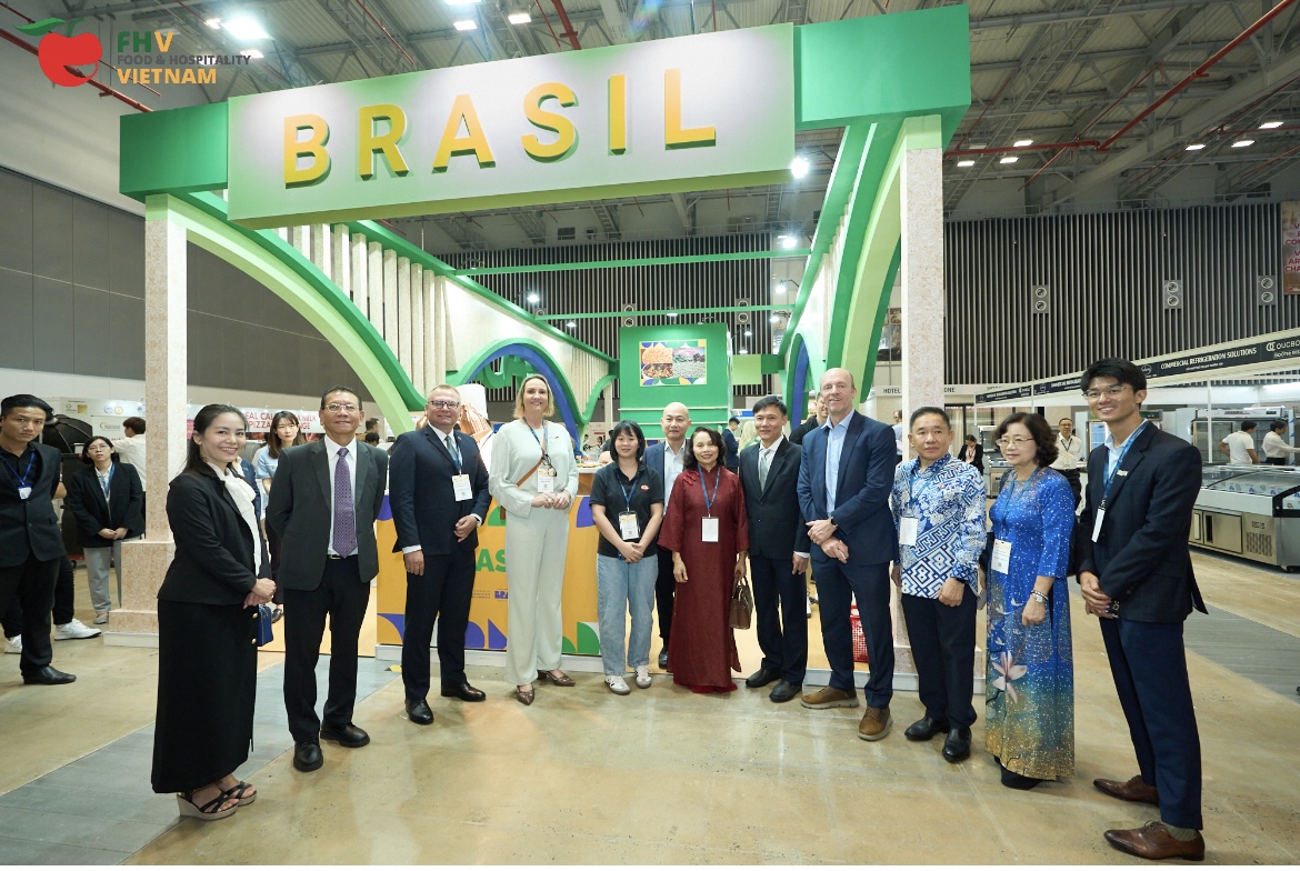 Triển l&atilde;m quy tụ khoảng 400 đơn vị trưng b&agrave;y đến từ 36 quốc gia v&agrave; v&ugrave;ng l&atilde;nh thổ, c&ugrave;ng 19 khu gian h&agrave;ng quốc tế.