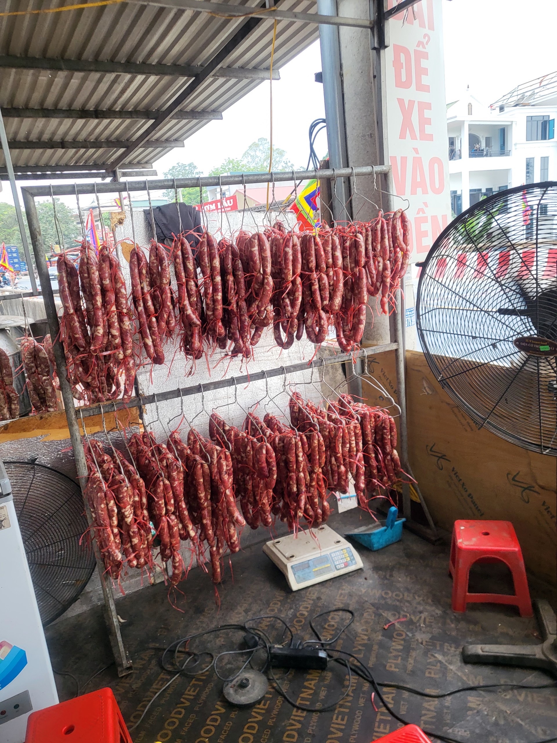 Mặc kh&oacute;i bụi, nguy cơ g&acirc;y mất an to&agrave;n vệ sinh thực phẩm l&agrave; rất lớn