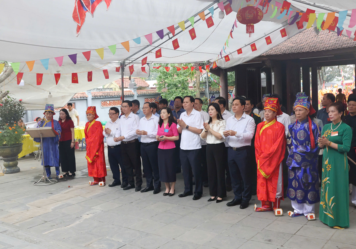 C&aacute;c đại biểu d&acirc;ng hương tại Đền Vua B&agrave;