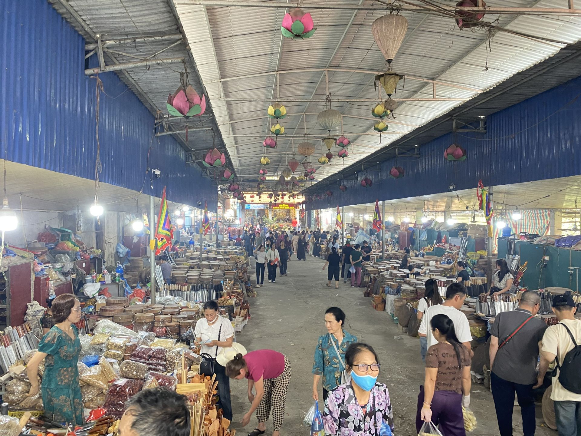 Đền Chầu Năm Suối L&acirc;n những ng&agrave;y n&agrave;y tấp nập du kh&aacute;ch h&agrave;nh hương