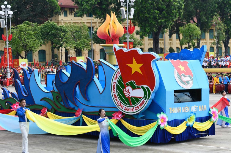 Dưới ngọn cờ vẻ vang của Đảng, được B&aacute;c Hồ k&iacute;nh y&ecirc;u v&agrave; c&aacute;c thế hệ c&aacute;ch mạng d&igrave;u dắt, tuổi trẻ nước ta đ&atilde; viết n&ecirc;n nhiều trang sử đẹp bằng l&yacute; tưởng cao cả, tinh thần y&ecirc;u nước v&agrave; kh&aacute;t vọng cống hiến.
